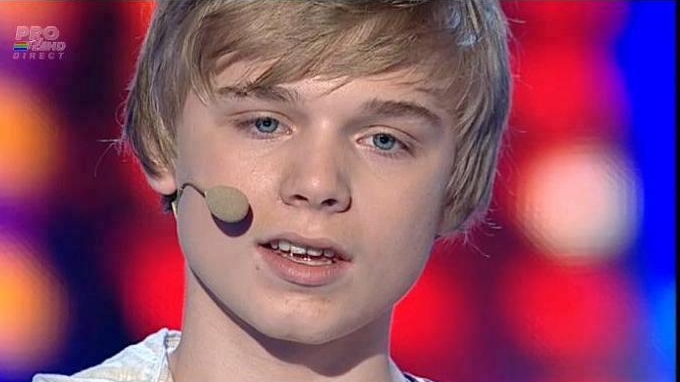 Il mai tii minte pe Adrian, pustiul blond cu chitara, de la Romanii au talent? Uite cum s-a schimbat!