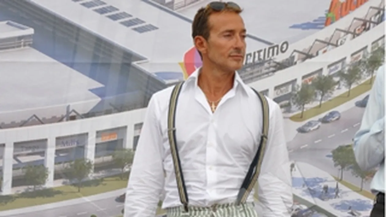 Radu Mazare, intampinat de muncitoare sexy la prezentarea unui mall