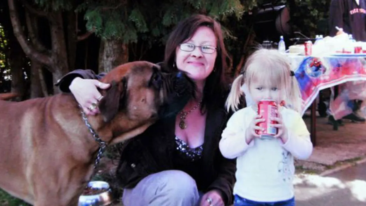 O femeie a avut nevoie de 100 de operatii dupa ce a fost muscata de propriul caine! Cum arata acum