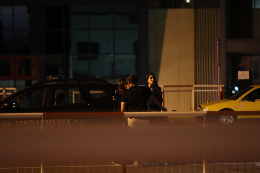 Sheila și Bogdan Ionescu se sărută în parcarea de la aeroportul Otopeni, după ce s-au întors din Turcia