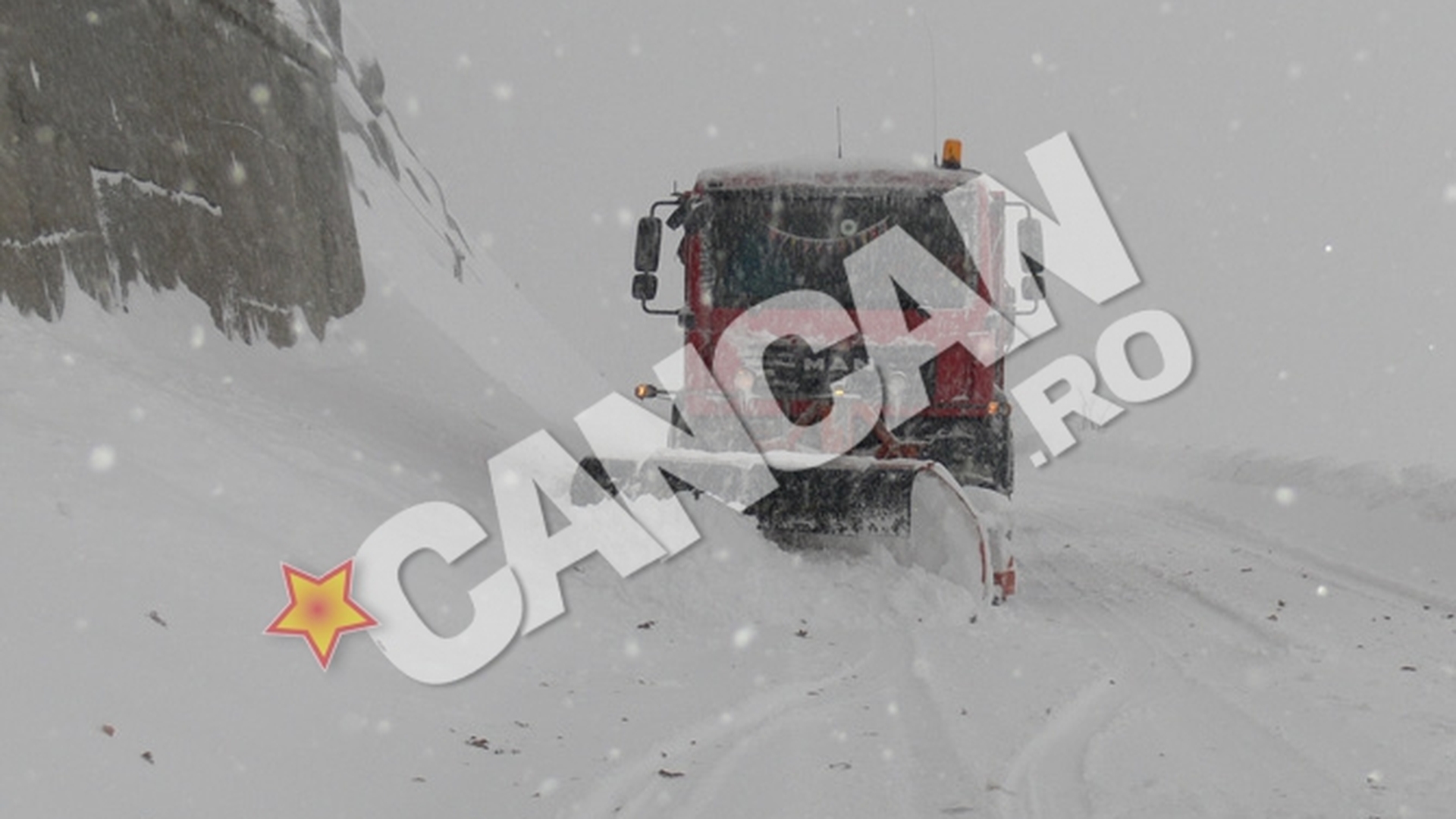 O avalansa a avut loc in Mehedinti, pe DN6! 15 masini sunt blocate de zapada!