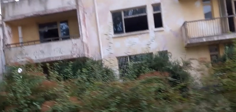 Tabăra de la Năvodari stă să se dărâme