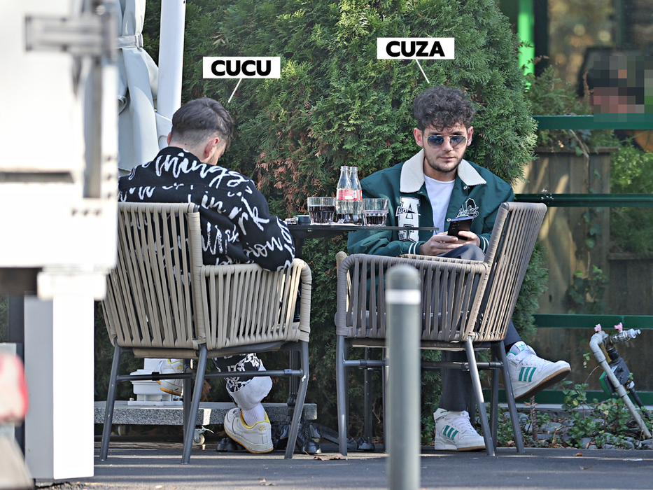Cei doi au fost captivați de telefoane / (Sursa: CANCAN.RO)