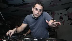 S-a saturat de atata galagie si aglomeratie din cluburi! Dj Rynno nu mai suporta acum nici iesirile la mall cu sotia!
