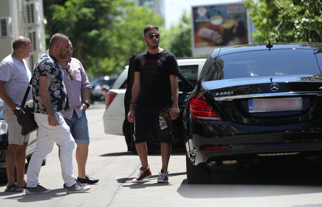 Fulgy al Clejanilor a picat examenul de BAC cu nişte note ruşinoase, dar a primit cadou de la părinţi un Mercedes în valoare de 100.000 de euro!