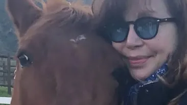 Vedeta iubită de milioane de români în anii ’90 a ajuns de nerecunoscut. A împlinit de curând 76 de ani