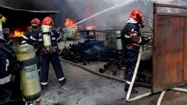 VIDEO. Incendiu puternic în Râmnicu Vâlcea. Locuitorii, sfătuiți să stea în case și să țină ferestrele închise!