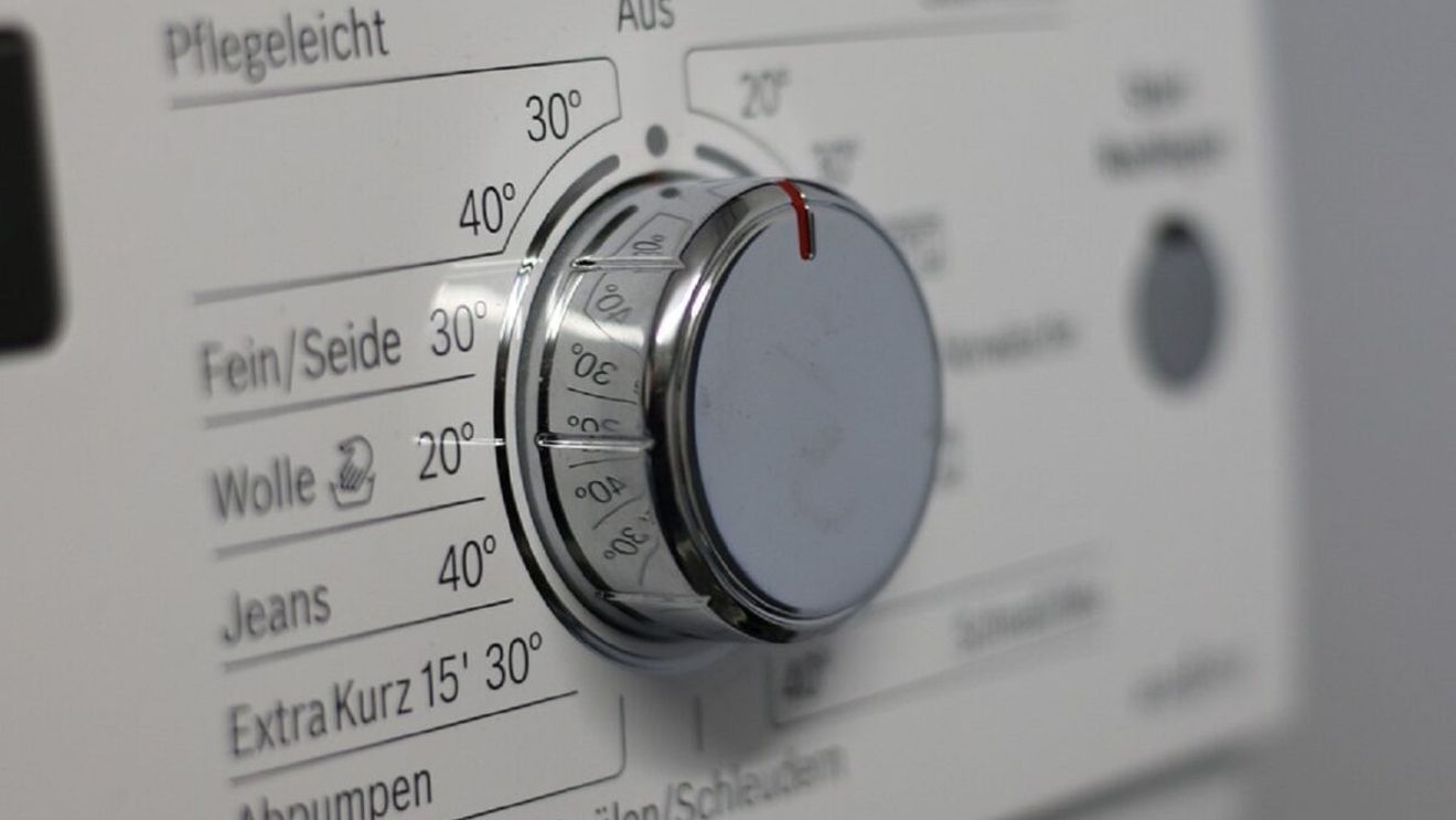 Dacă și tu spălai rufele la 40 de grade, ar trebui să încetezi să mai faci asta. Iată care este, de fapt, temperatura optimă și cu cât este redusă factura de curent