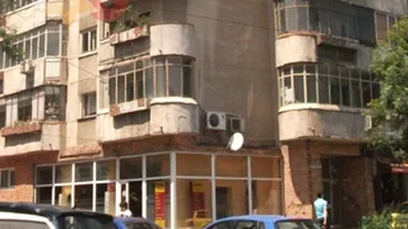 O tanara de 19 ani a cazut de la etajul patru! Era in casa unui barbat de 51 de ani!