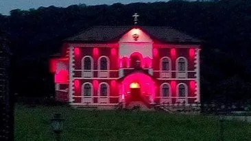 Am trait s-o vedem si pe asta! Cum a ajuns o episcopie din Ardeal sa arate ca o discoteca!