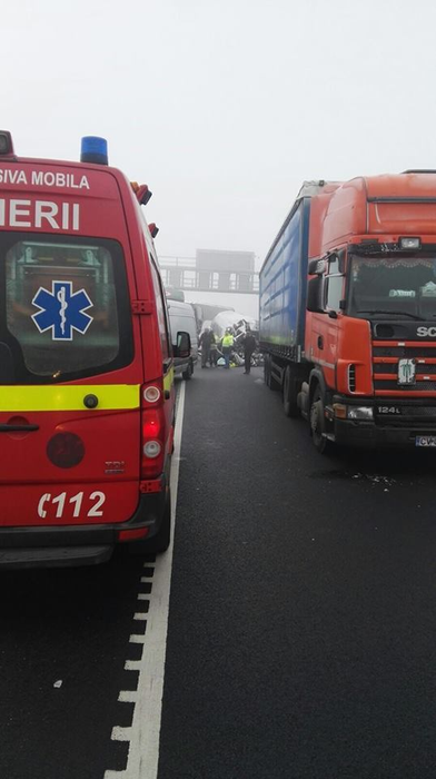 Imagine de la locul accidentului de la Nădlac, unde cel puţin 4 persoane şi-au pierdut viaţa şi 10 au fost rănite, după ce un autocar a intrat în coliziune cu mai multe autoturisme