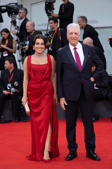 Romina ex-Gingașu, la brațul soțului ei Piero, fiul lui Enzo Ferrari, pe covorul roșu de la Veneția 
( Sursa foto: Profimedia )