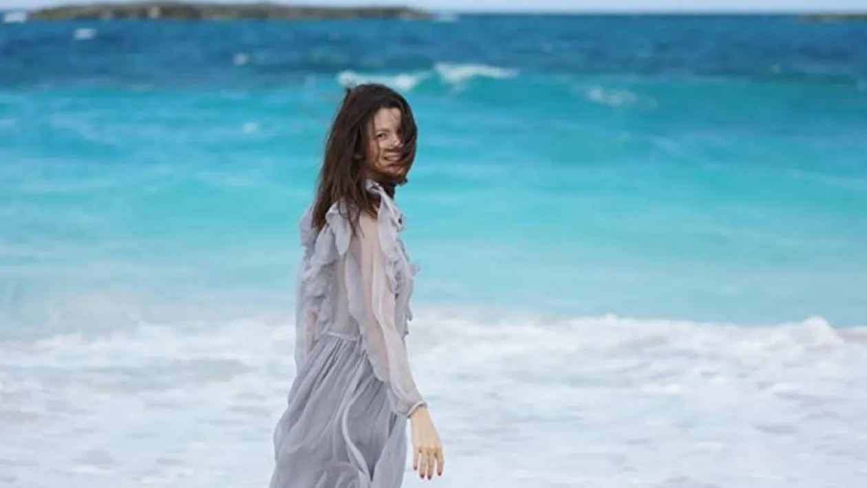 Prezentatoarea de la Antena 1 locuiește într-o casă de milioane de euro, dar merge cu autobuzul!