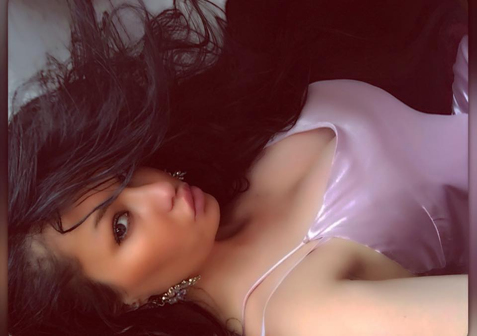 Ipostaza sexy în care a fost surprinsă Simona Sensual, după ce a mers la terasa de pe Casa Poporului: “Nu mai ești pe val”