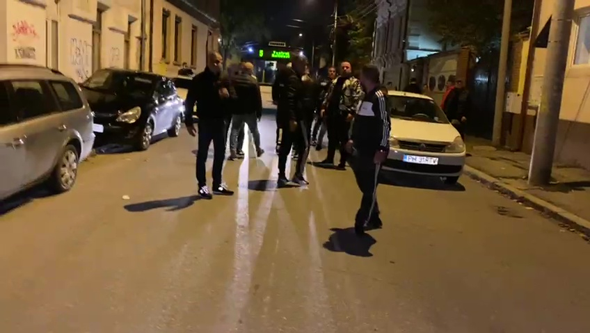 Simpatizanții lui Adrian Mititelu i-au agresat pe jurnaliștii care filmau momentul în care patronul FC U Craiova 1948 era ridicat de Poliție
