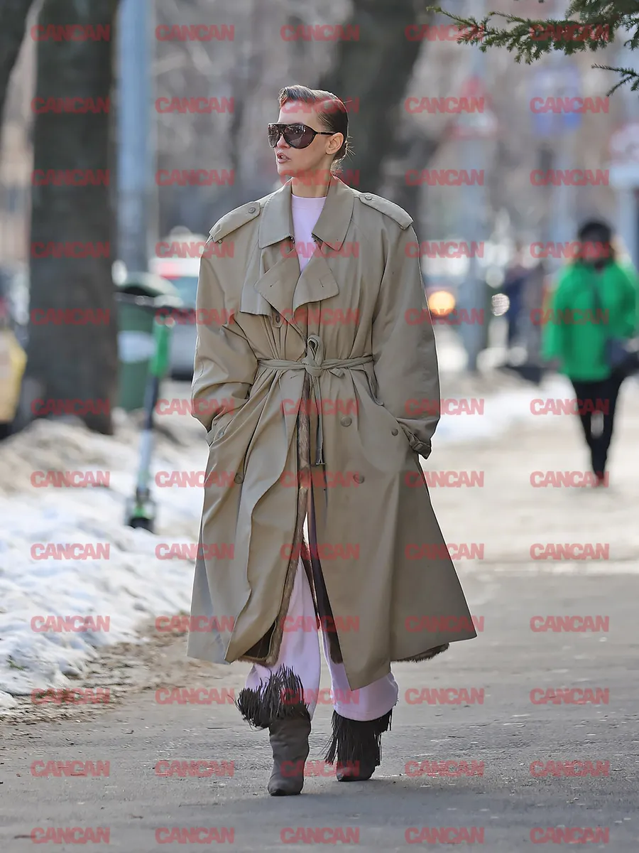 Iulia Albu, apariție impecabilă pe străzile Capitalei