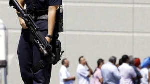 Alertă în Paris! Un bărbat înarmat a luat patru ostatici în interiorul unui magazin