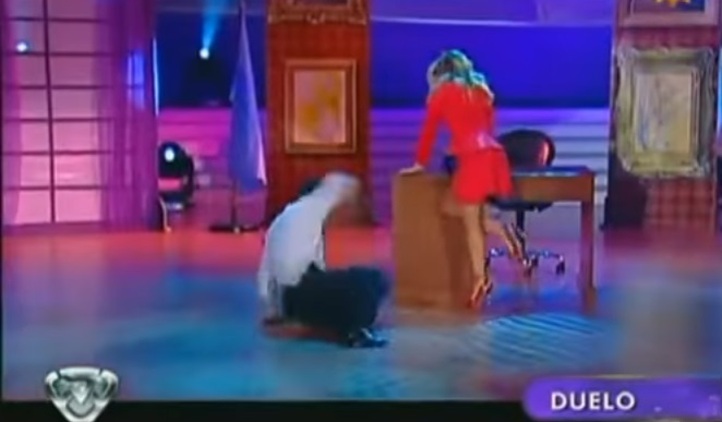 O actriță s-a dezbrăcat complet în timpul unei emisiuni TV! Gestul incredibil făcut de prezentator după ce vedeta și partenerul ei au rămas goi pușcă