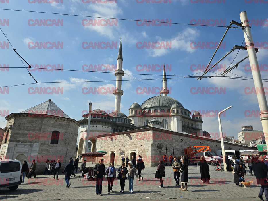 Românii au luat cu asalt Piața Taksim, înainte de România-Turcia. Cât costă un doner sau un porumb copt?