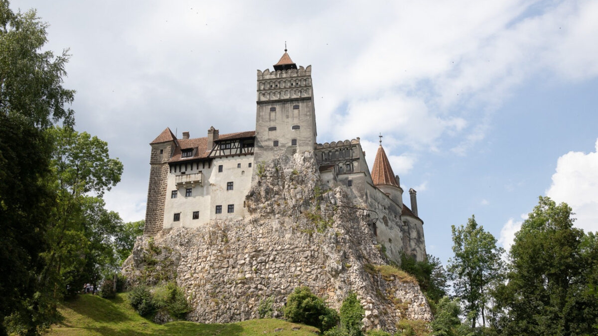 Câți bani trebuie să scoți din buzunar ca să închiriezi castelul Bran. Suma nu este deloc de neglijat