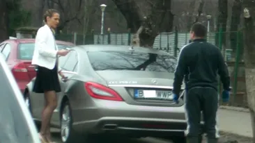 Camelia Potec face ravagii nu numai in bazinul de inot, ci si pe strada! A vrajit un muncitor cu picioarele ei interminabile!