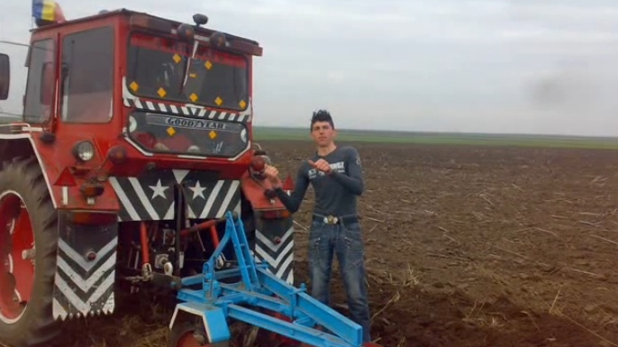 Il mai stiti pe Geo Universalu? Tanarul si-a vandut tractorul si si-a cumparat o… masina de fite!