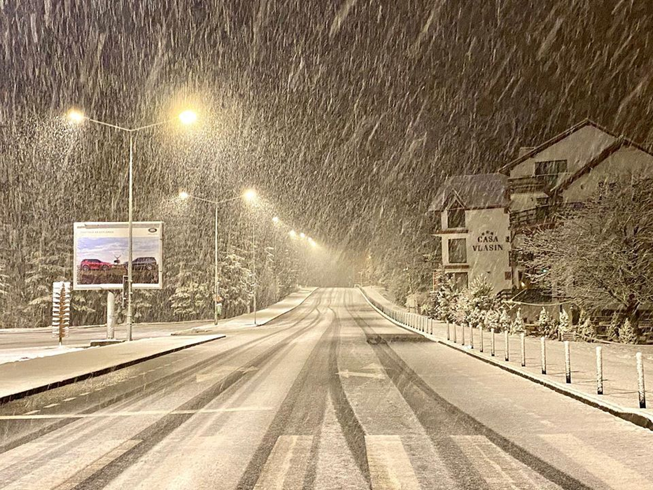 Iarna nu și-a spus ultimul cuvânt! Poiana Brașov, acoperită de zăpadă în mijlocul primăverii. FOTO + VIDEO