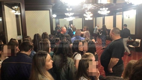 S-a întâmplat la Botoșani. S-au călcat în picioare pentru o poză cu 3 Sud Est