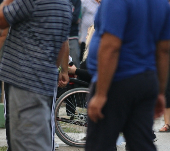 O tânără blondă, în scaun cu rotile, şi-a făcut apariţia la înmormântarea Denisei