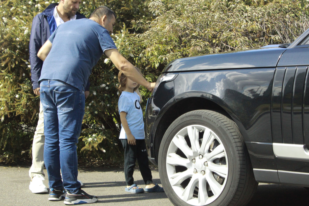 Lucian Mitrea i-a prezentat mașina, un Range Rover, unui prieten