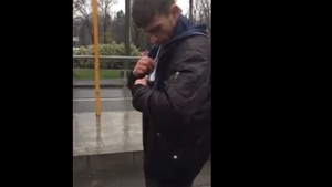„Ai luat speiş? Eşti panicat?” Un bărbat, filmat în timp ce merge pe linia de tramvai din Bucureşti şi susţine că este plin de căpuşe