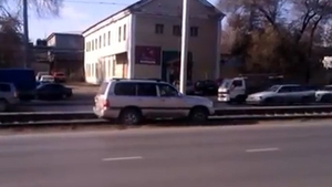 VIDEO Nebunul asta chiar s-a crezut tramvai! Uite in ce hal se chinuie sa isi conduca masina pe sine!