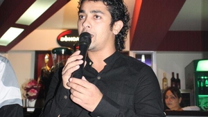 Valentin Dinu este de nerecunoscut. A renuntat la parul cret in favoarea unei tunsori trendi. Il prinde noul look pe artist?