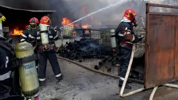 VIDEO. Incendiu puternic în Râmnicu Vâlcea. Locuitorii, sfătuiți să stea în case și să țină ferestrele închise!