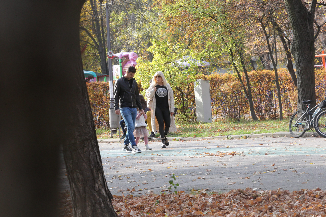 Elena Udrea și Adrian Alexandrov s-au jucat cu micuța prin parc