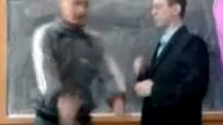 VIDEO Un elev isi ameninta profesorul cu bataia
