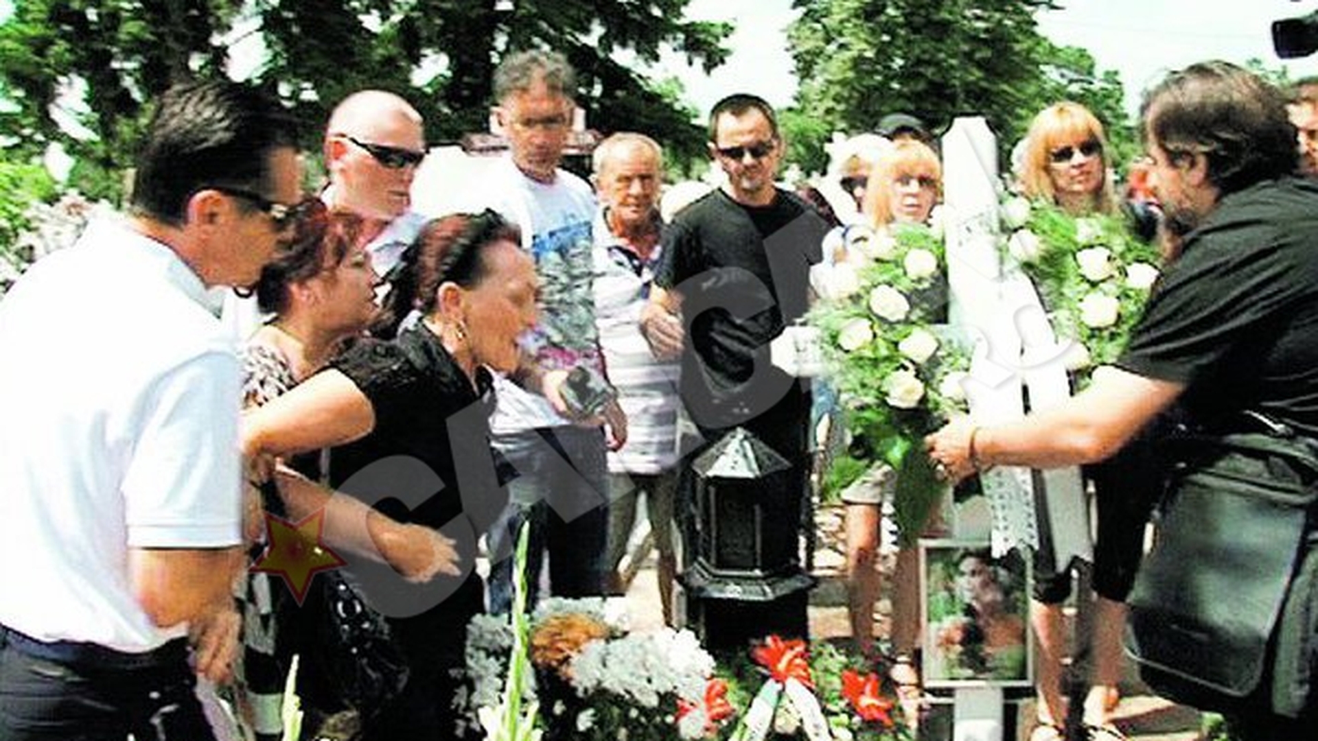 Parintii artistei si Petru Mircea s-au incaierat la cimitir! Ura de moarte peste mormantul Madalinei