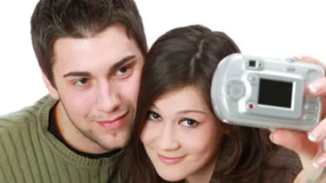 Nu esti fotogenica? 5 trucuri ca sa arati bine in pozele de Revelion!