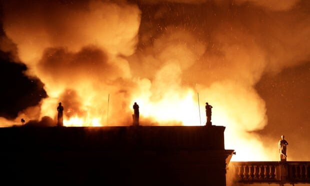 Incendiu violent la Muzeul Național din Rio de Janeiro. Colecţia de 20 de milioane de obiecte, posibil distrusă complet