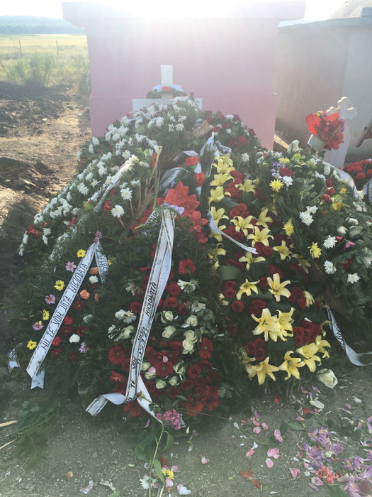 Imagini emoţionante. I-au acoperit mormântul cu flori!