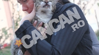 Imagini uluitoare obtinute de fotoreporterii cancan.ro! O bucuresteanca a dat dovada de un curaj nebanuit! A intrat in blocul cuprins de flacari Si-a riscat viata ca sa-si salveze pisica! Aproape ca-ti dau lacrimile cand privesti fotografia!