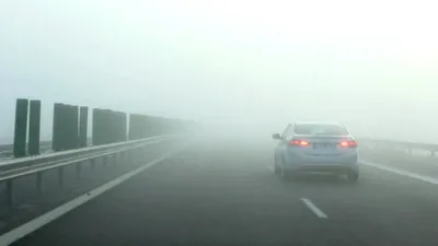 Ceața reduce vizibilitatea în trafic în mai multe județe din țară
