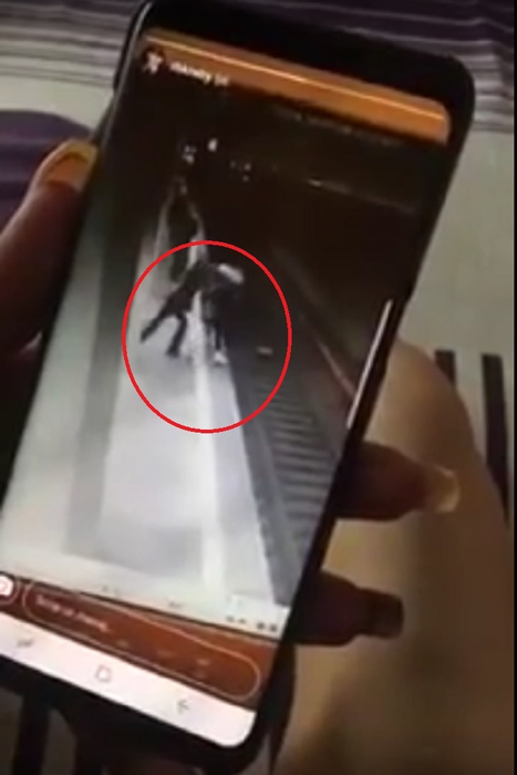 Magdalena Şerban a încercat să o împingă pe Alexandra pe şinele morţii în staţia de metrou Costin Georgian.