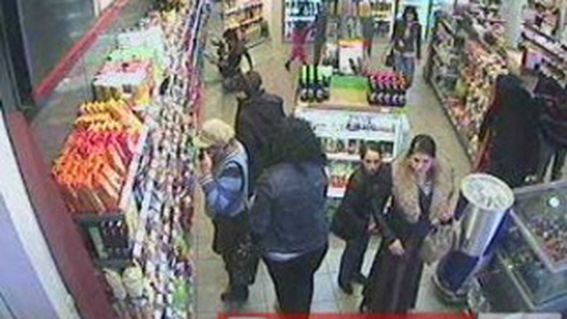 VIDEO Asta e metoda "tiganeasca" de a face shopping! Un grup de rromi au furat tot ce le-a cazut in mana dintr-o benzinarie din Dej!