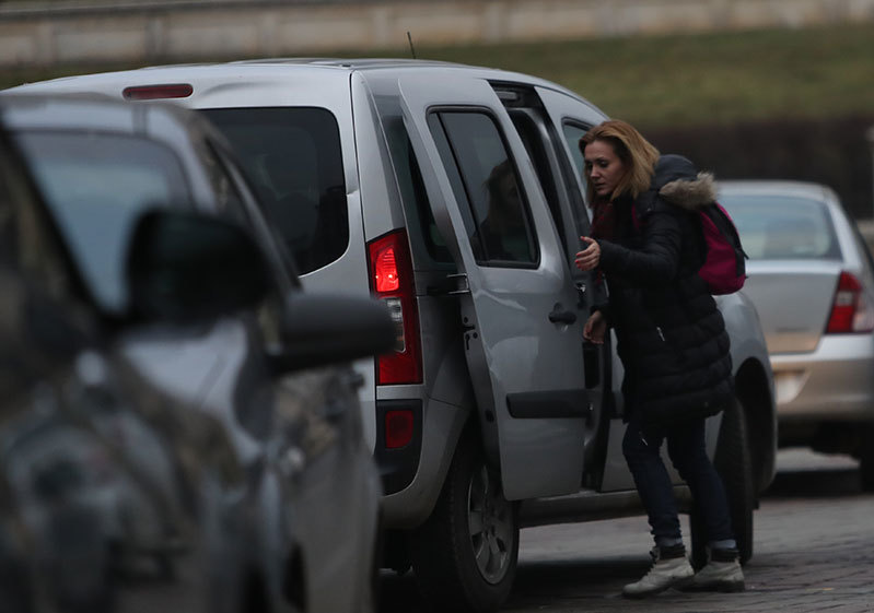 ZIUA 2. Mircea Negulescu o aşteaptă pe amica să să aşeze nişte dosare în maşină