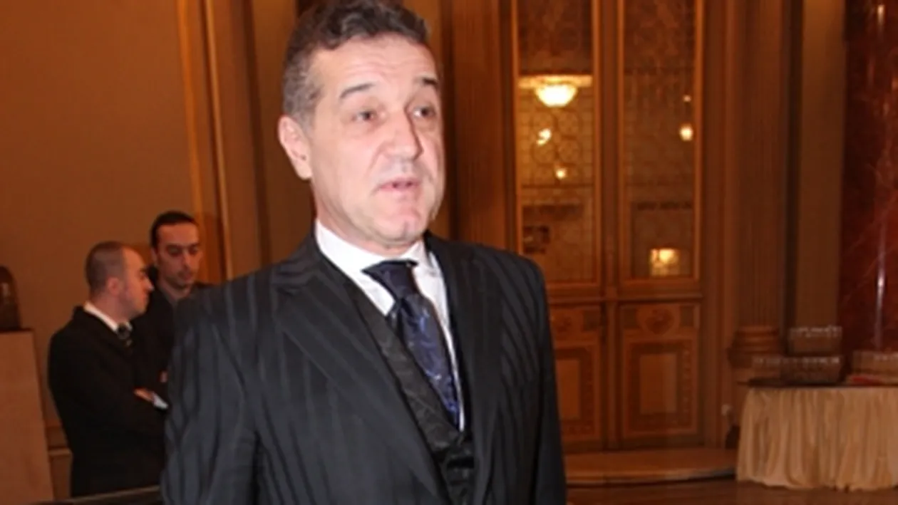 Gigi, innebunit sa-l vada mai bine pe cel mai frumos barbat din lume! S-a luptat pentru o masa cu vizibilitate buna