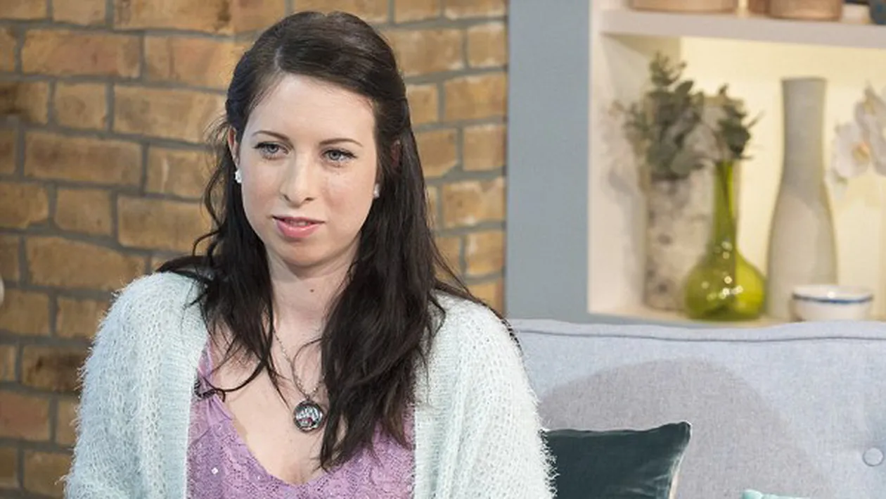 Socant! Drama unei femei care nu se mai poate opri din plans. „Sotul m-a violat de sute de ori si m-a filmat in timp ce dormeam”