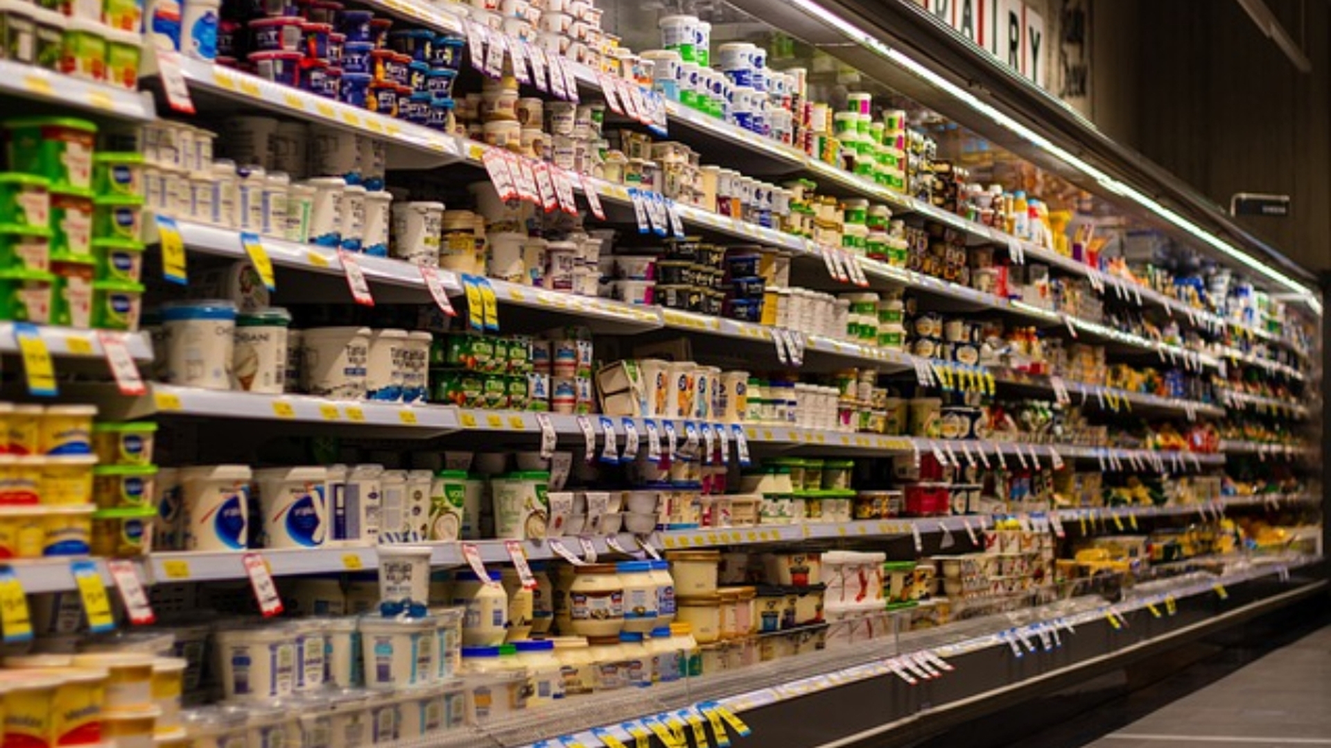 Un producător român trage un semnal de alarmă, după plafonarea prețurilor la alimentele de bază: „Suntem cei mai săraci”