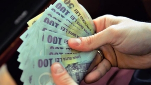 Se dau bani în plus la salariu! Cine vor fi românii care vor beneficia de suma 450 de lei