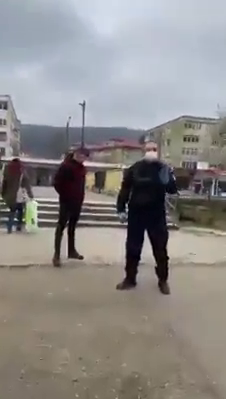 Scandal în plină stradă între un cetățean și jandarmi. “O să fie război! Ieșim cu topoarele pe stradă!” De unde a pornit conflictul